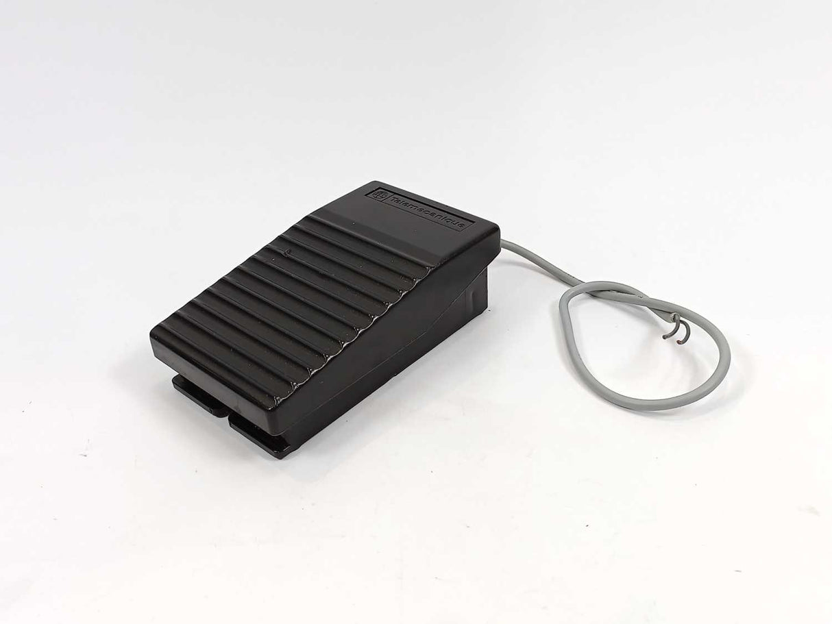 TELEMECANIQUE XPE-A110 single foot switch - IP43 - without cover