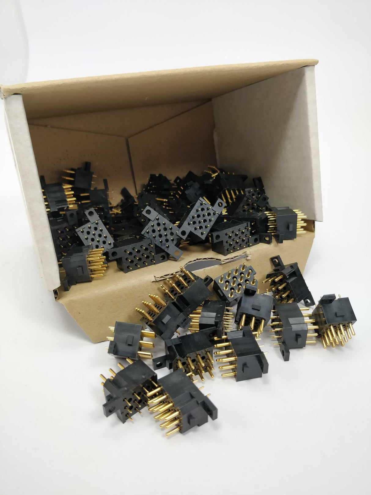 SOURIAU SMS12GE4 Straight boardmount with male PCB contacts 53 pcs