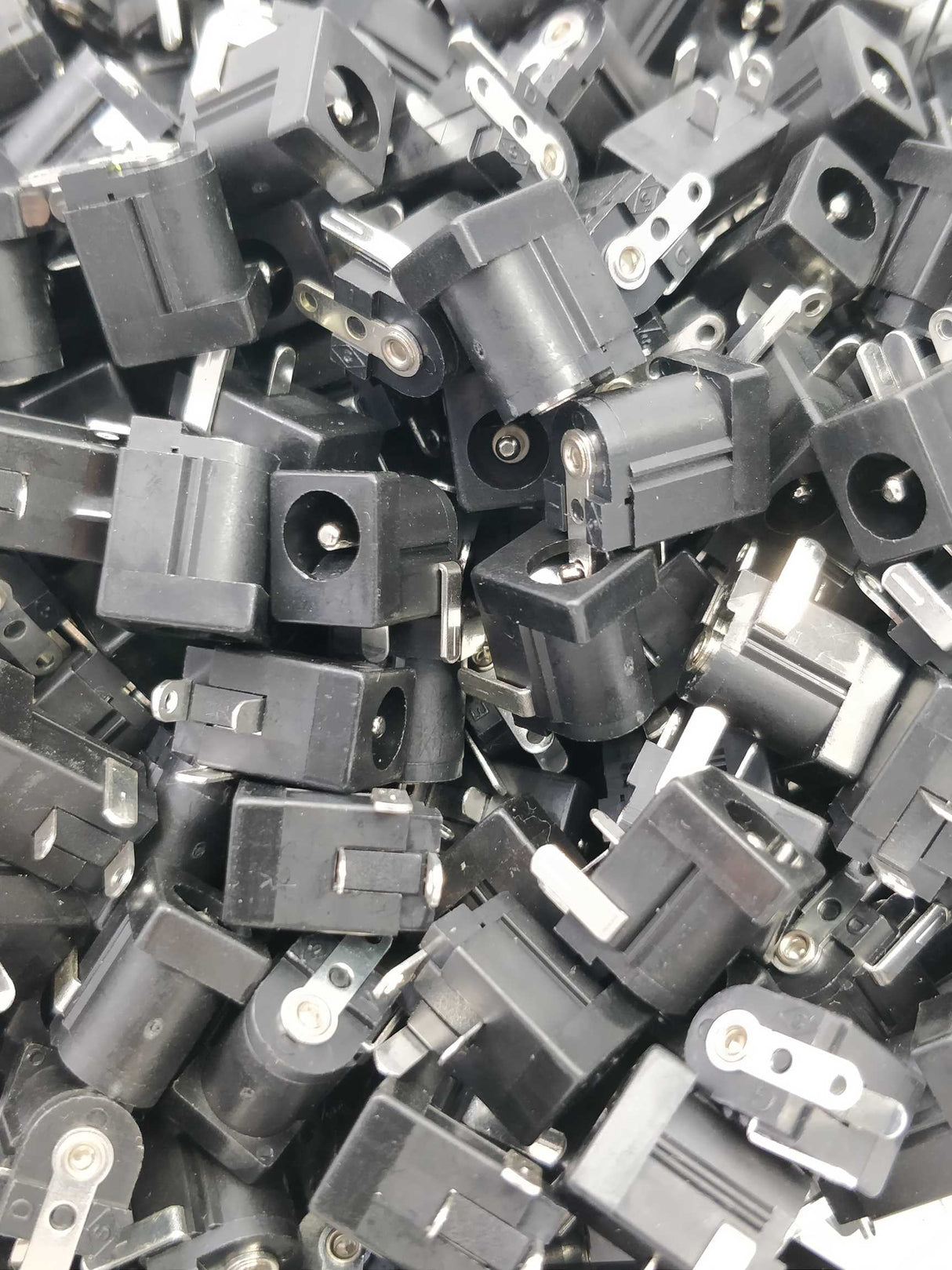 Singatron 2DC-0005D100 Dc power jack 20V 4A 493pcs