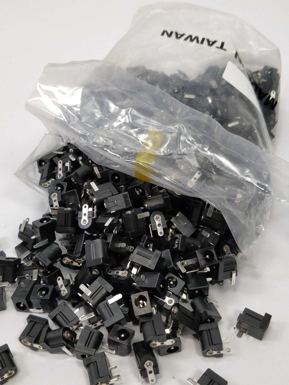 Singatron 2DC-0005D100 Dc power jack 20V 4A 493pcs