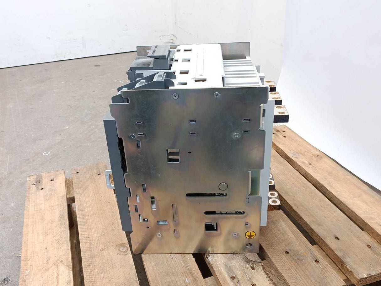 ABB 1SDA062045R1 T7-X1 Fixed Part for Withdrawable T7 Circuit Breaker. 3A 400VAC