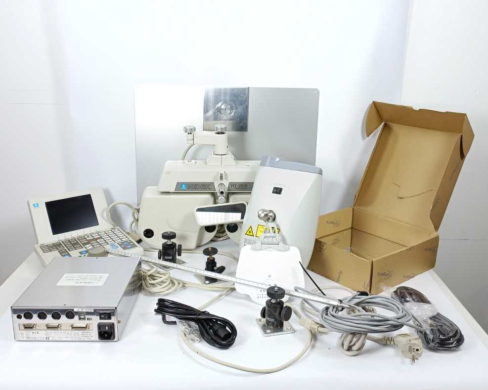 Nidek RT-2100 Ophtalmic Set Refractor w/ Nidek CP770 projector