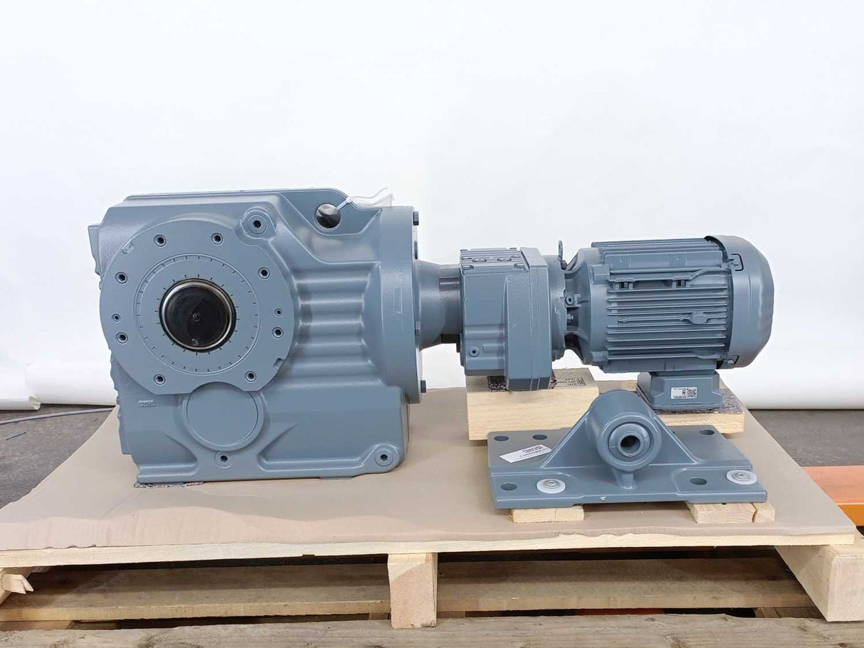 SEW-EURODRIVE  KA97/TR57DRN100LS4 2,2kW Gearmotor. i=232