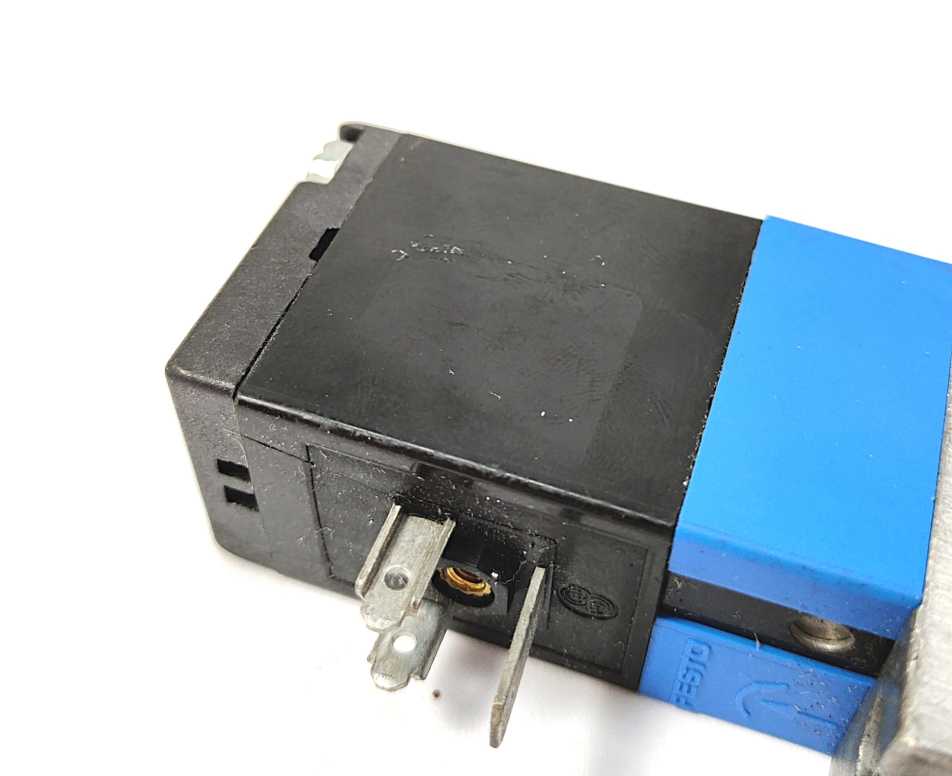 Festo 30477 MVH-5/3G-1/8-B Solenoid Valve + 119807 x2