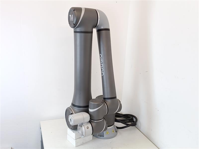 OMRON RT6-1001301 TM12 Industrial Robot w/ 69124-001 Controller, used for test