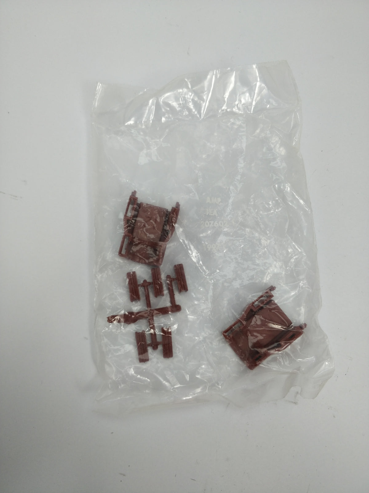 Amp 207602-1 Strain Relief Connectors Batch of 2
