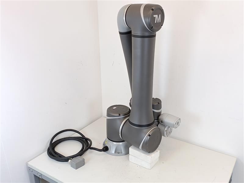 OMRON RT6-1001301 TM12 Industrial Robot w/ 69124-001 Controller, used for test