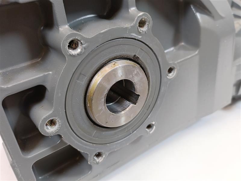 LENZE M55BP080M045EF05C 0,75kW Motor w/ G50BB124MHBR2C00 i=37,967 Gearbox