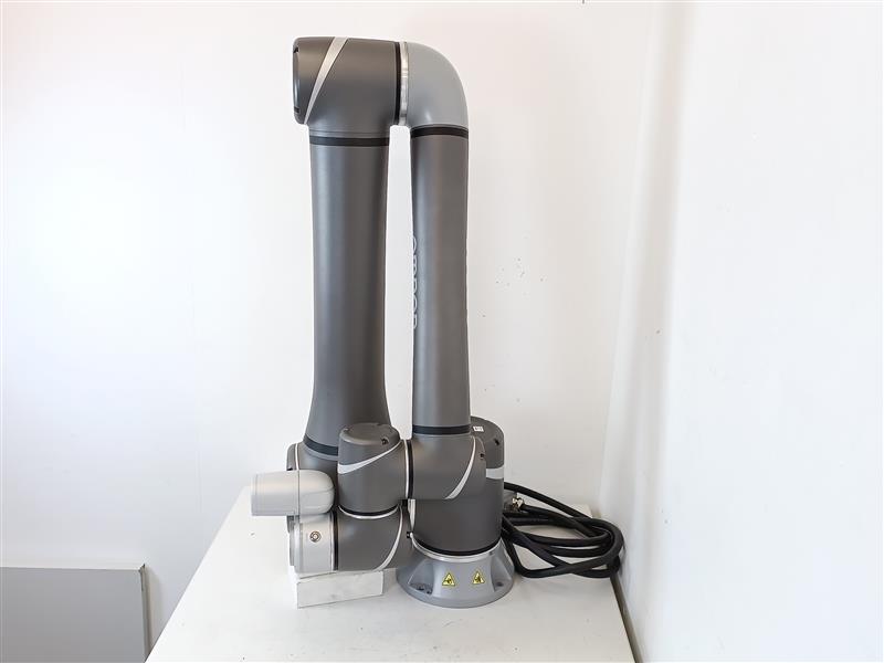 OMRON RT6-1001301 TM12 Industrial Robot w/ 69124-001 Controller, used for test