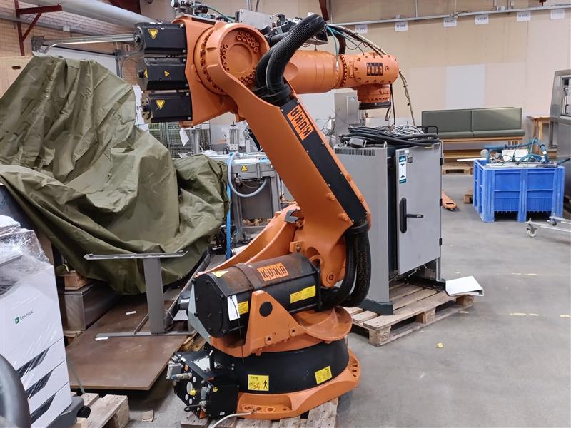 KUKA KR180 (2000) floor 800520, Heavy Duty Robot w/ KR C2 Controller,