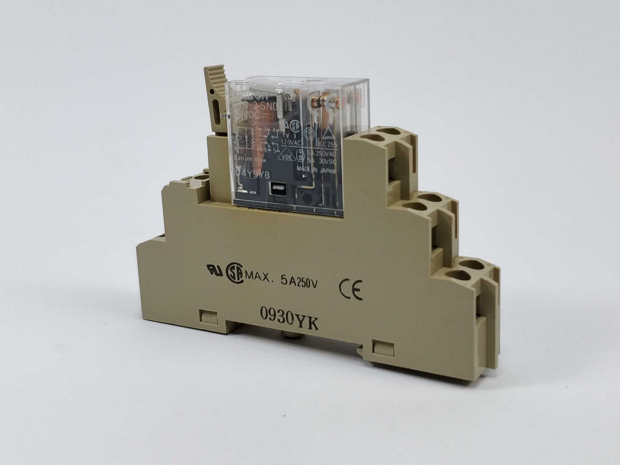 OMRON G2R-2-SND Relay with P2RF-08-E relay socket 24VDC