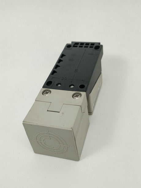 OMRON E2Q2-N20E2-G Plug in proximity sensor with movable active face