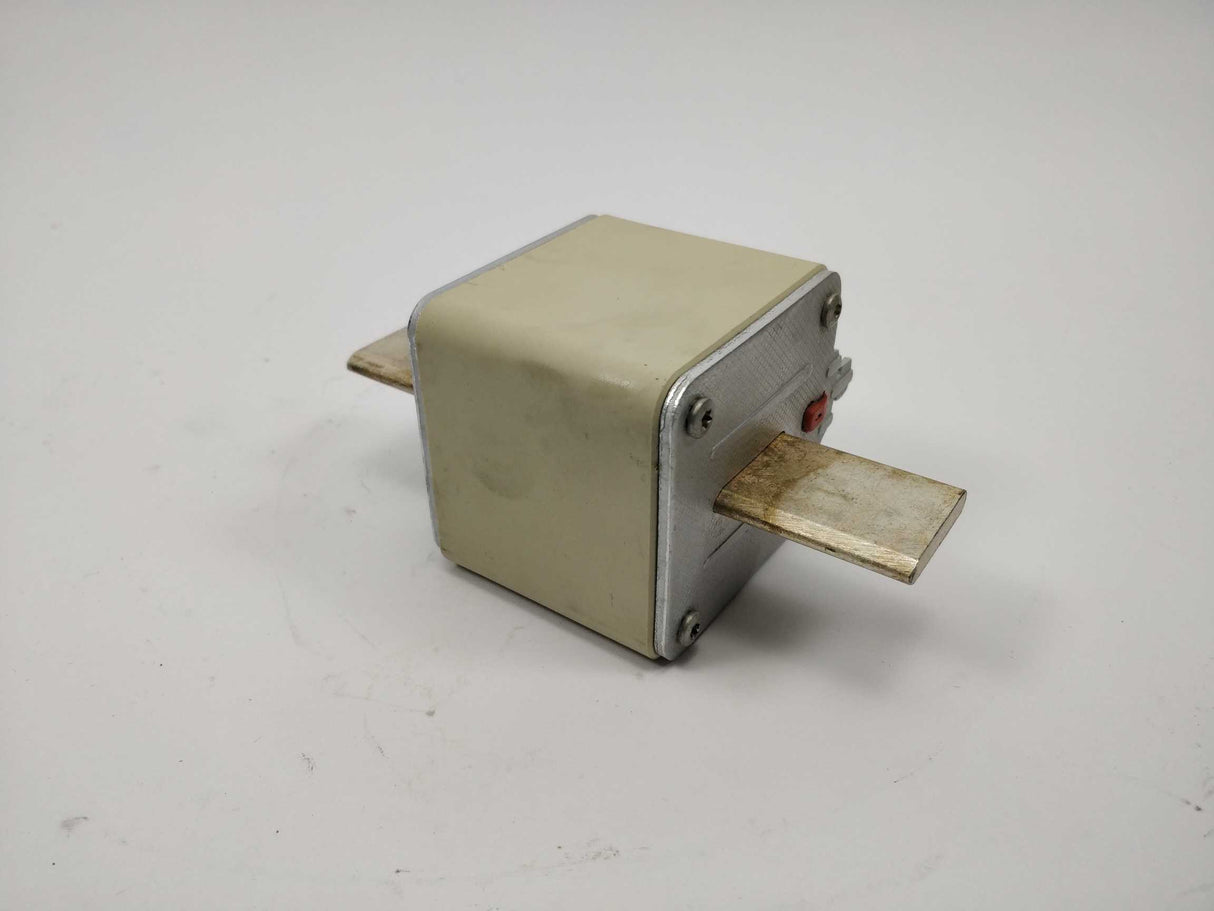 Cooper Bussmann 170M6810D FUSE 630A 690V DIN 3