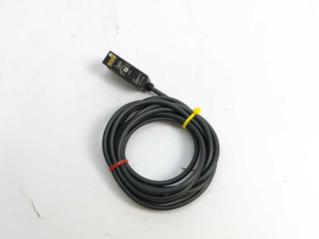 OMRON E3S-AT11-D Medium Photoelectric Sensor