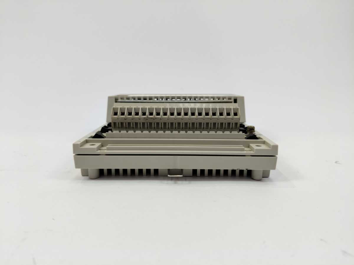 Schneider Electric 170ADM35010 170FNT11001 TSX Momentum W/ 170FNT11001