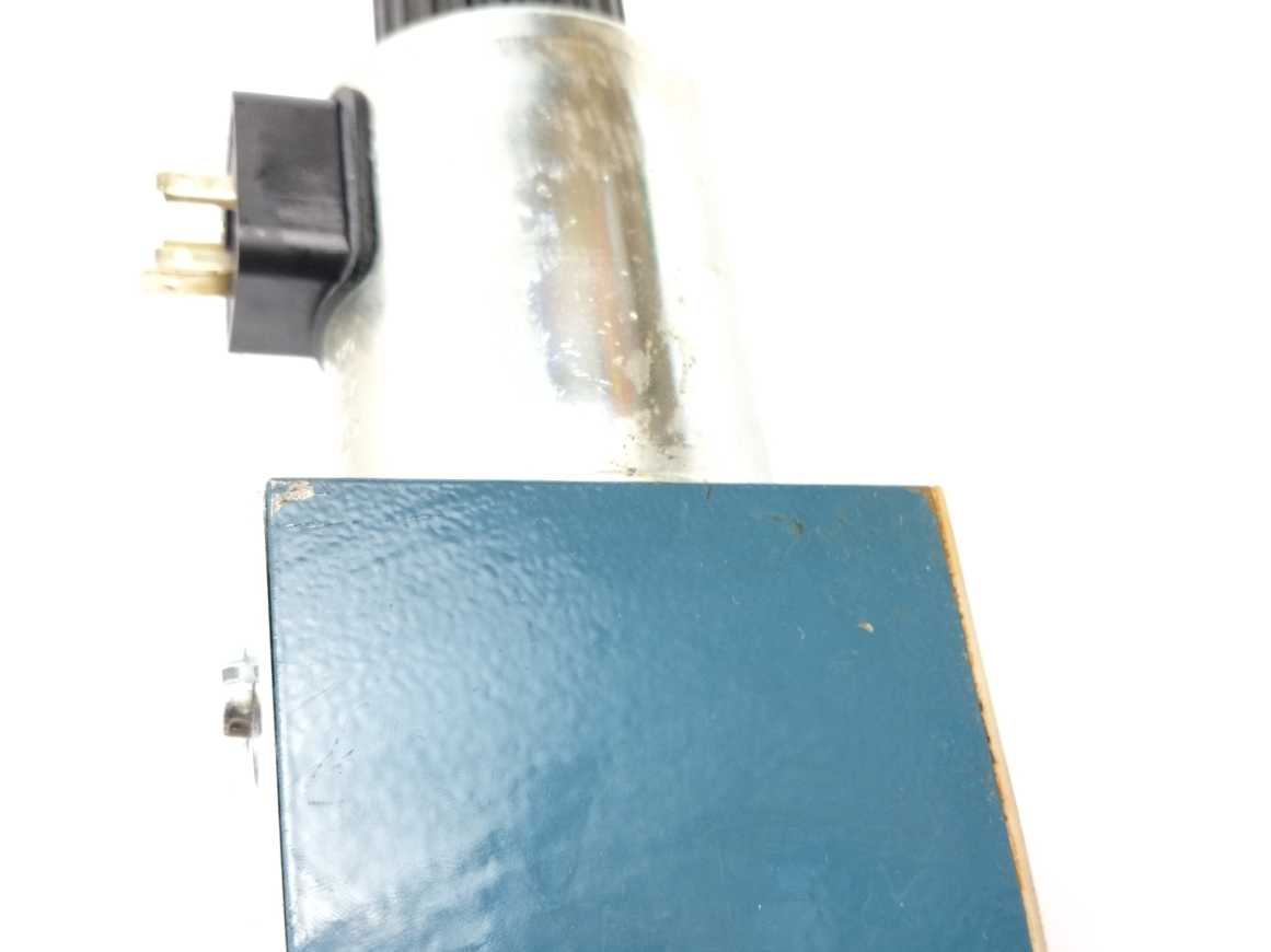 Bosch 0 810 001 808 Hydraulic Directional Valve R251 Pmax315bar, not Used.