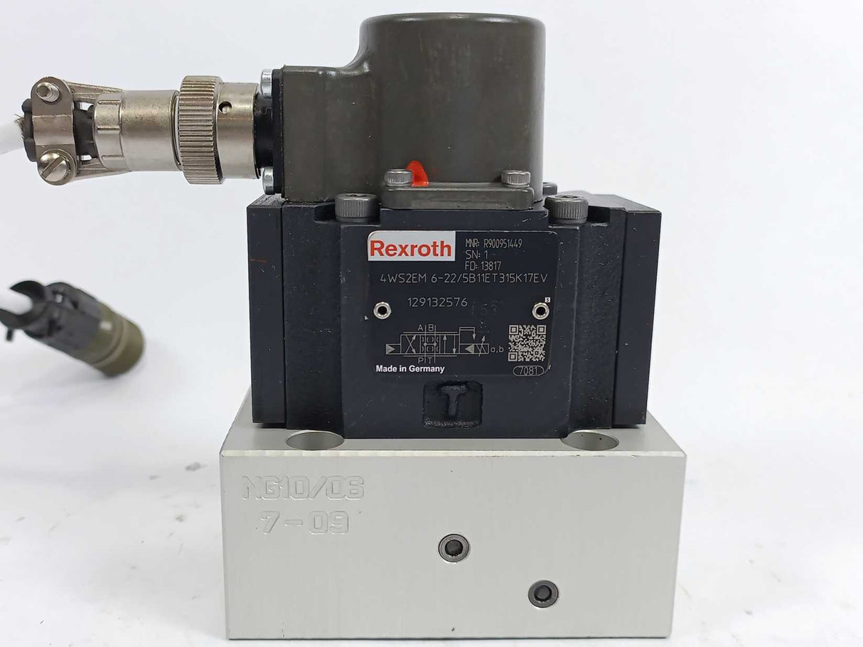 Rexroth R900951449 4WS2EM 6-22/5B11ET315K17EV Hydraulic Servo Valve