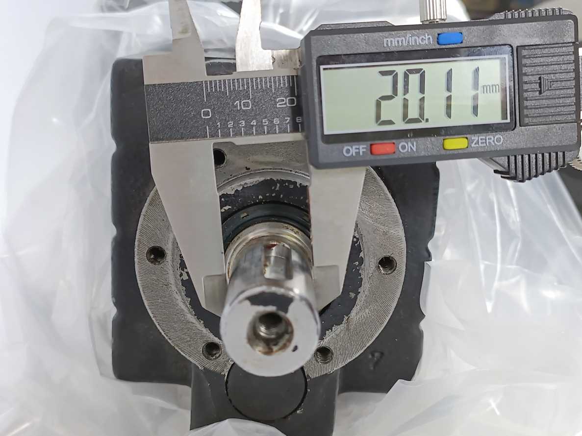 LENZE GST04-2SVCR056C33 Gearbox i=5.850, 24Nm, 200Hz, 683,7 r/min