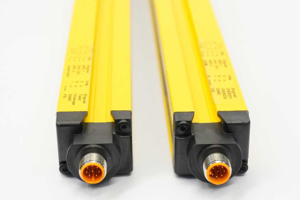 SICK 1046174/1046175 C2000 Industrial Safety Light Curtain, Sender and Receiver