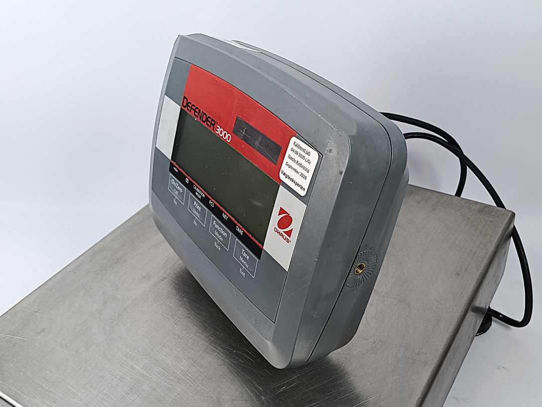 OHAUS D30BR Defender 3000 Industrial Scale w/ T31P Indicator