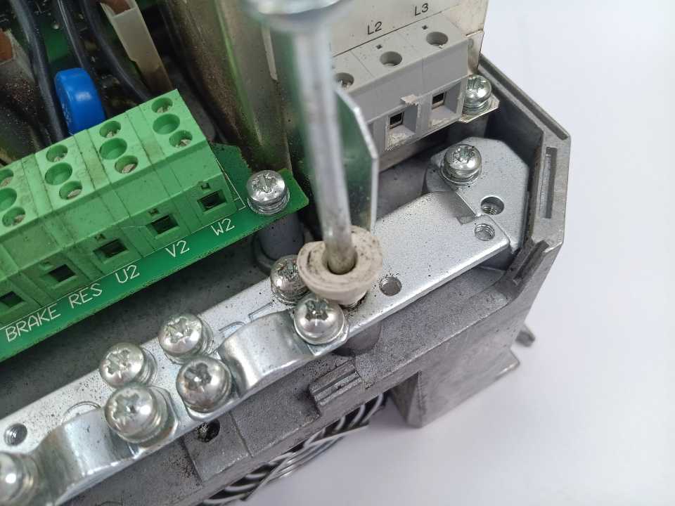 ABB ACS301-4P9-3 ACS300 Frequency Converter *SPAREPARTS*