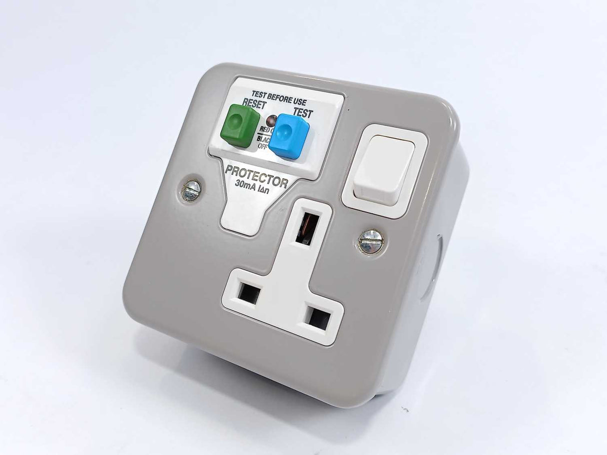 Volex VT1108SG 1 Gang Double Pole Switched Metalclad RCD Socket, 30mA
