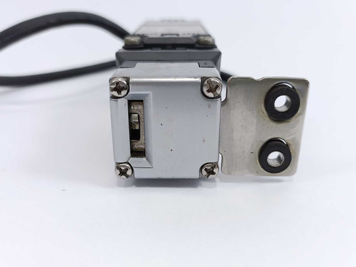 Idec HS5E-D4 Safety Door Switch