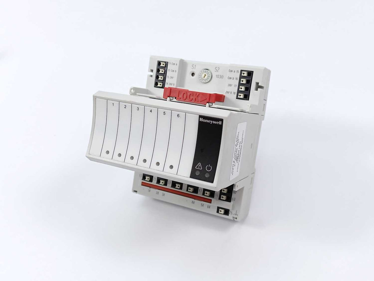 Honeywell XF824A Relay Output Module w/ XS824-25 Base