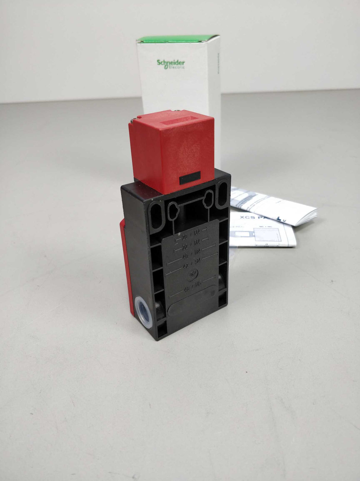 Schneider Electric XCSTA792 Plastic safety switch