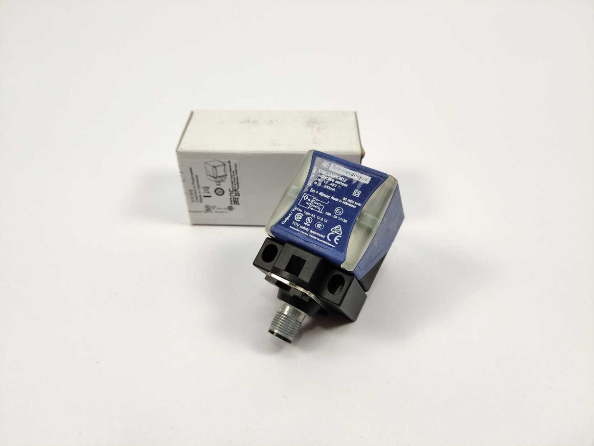 TELEMECANIQUE XS8C2A4PCM12 Inductive proximity switch