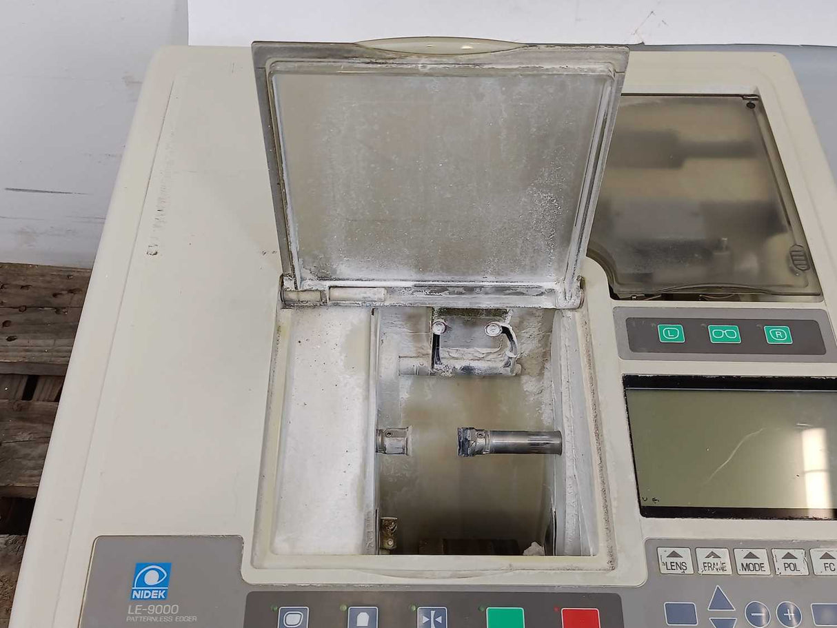 Nidek LE-9000SX Patternless Edger 3D-fit lens