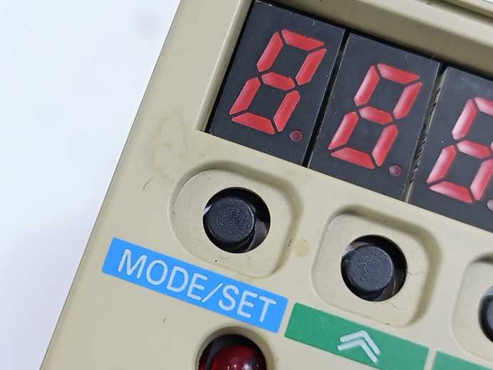 OMRON / YASKAWA SGDH-01AE-OY Servopack