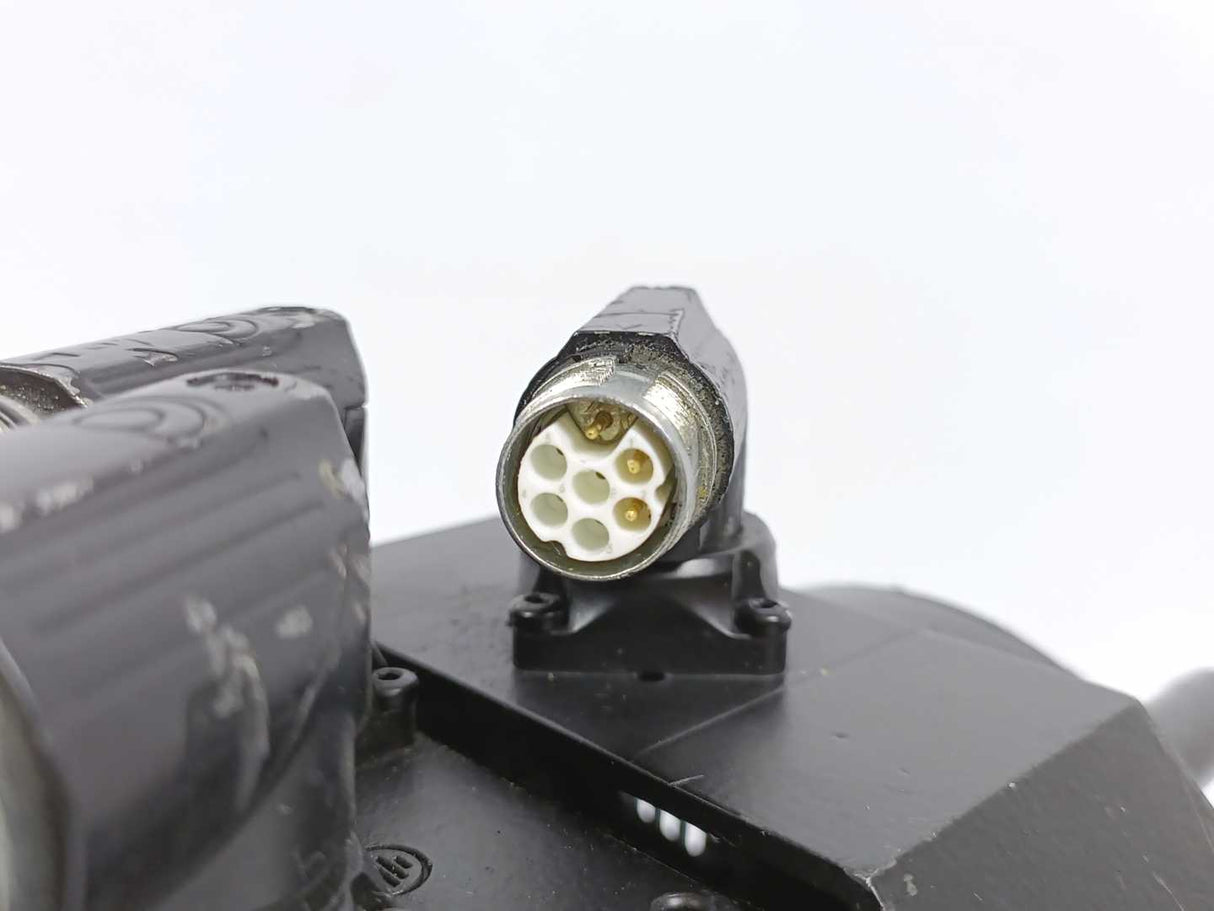 LENZE MCS 12L39-RS0B0-B19N-ST5F10N-R0SU 13483586 Servo Motor 295V w/ 4656 EZ