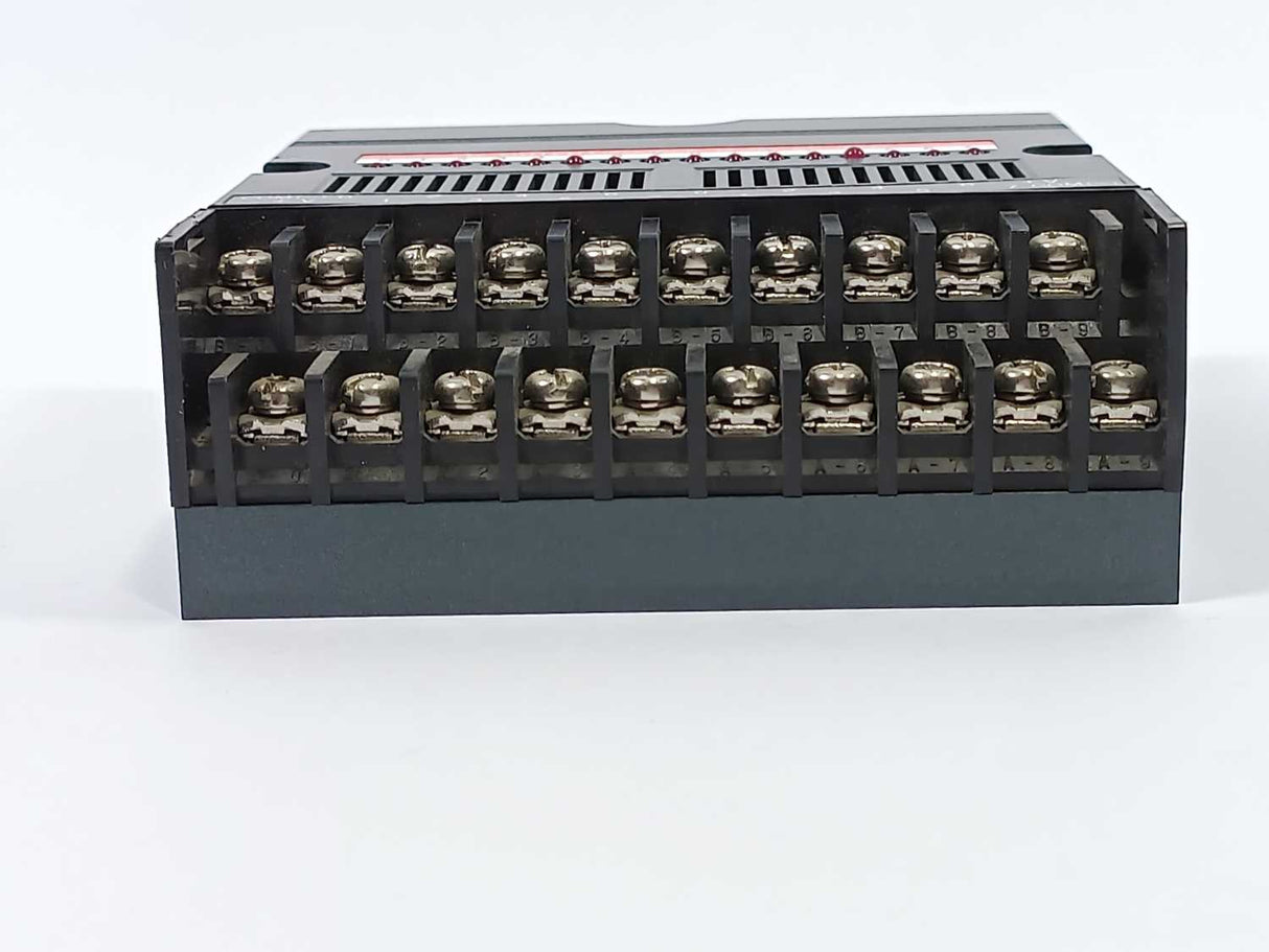 Idec Izumi Corp. PFJ-T162CU Tr. Output (Source 12-28V DC 0.5A)