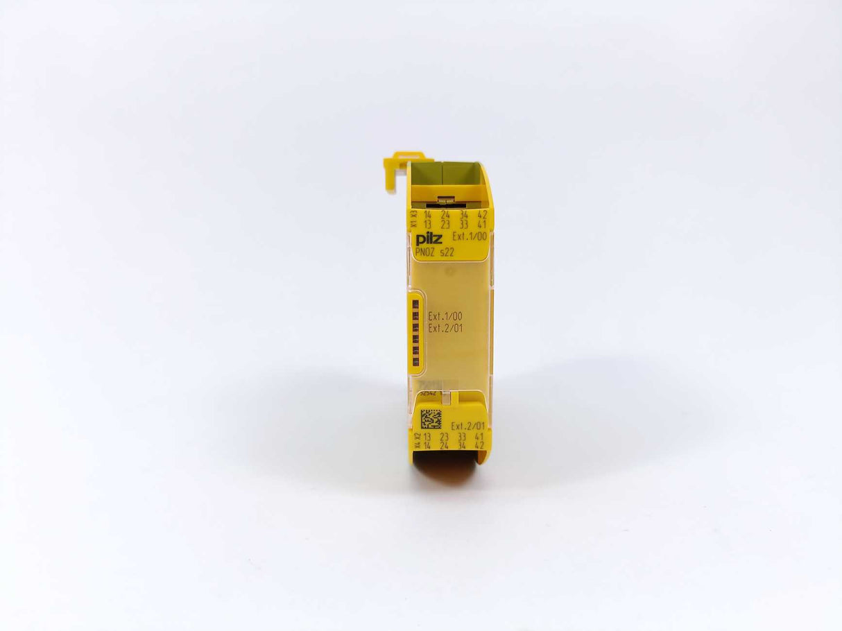 Pilz 750132 PNOZ s22 Safety Relay, connectors missing
