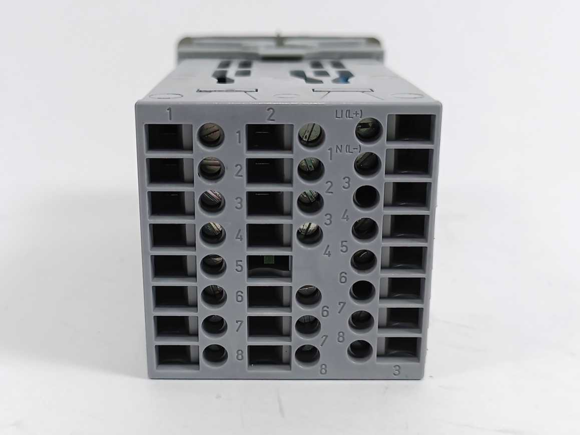 Jumo 703041/181-000-23/000 Temperature Controller 230VAC 3A