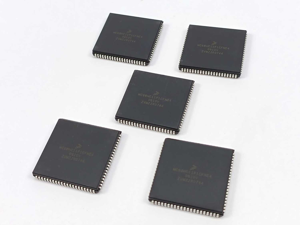 Freescale Semiconductor MC68HC11P1CFNE4 IC Chip. Batch of 5 pcs.