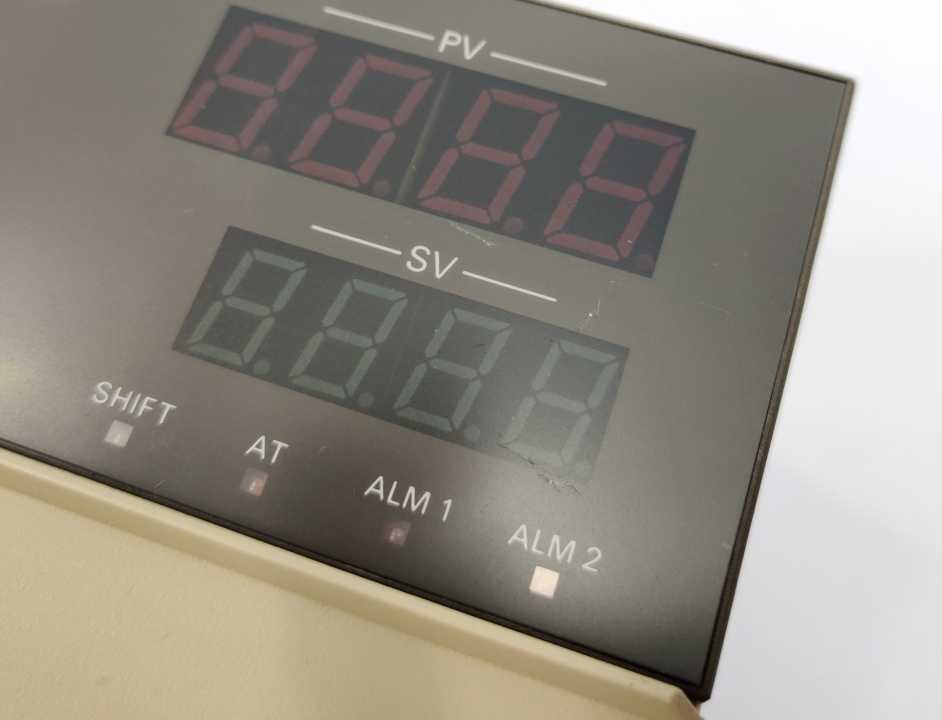 OMRON E5AX-A Temperature Controller 100-240Vac 50/60Hz 15VA
