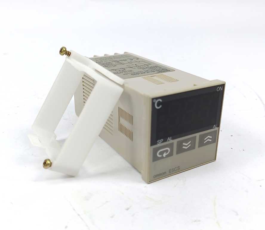 OMRON E5CS-R1KJX-520 Temperature Controller