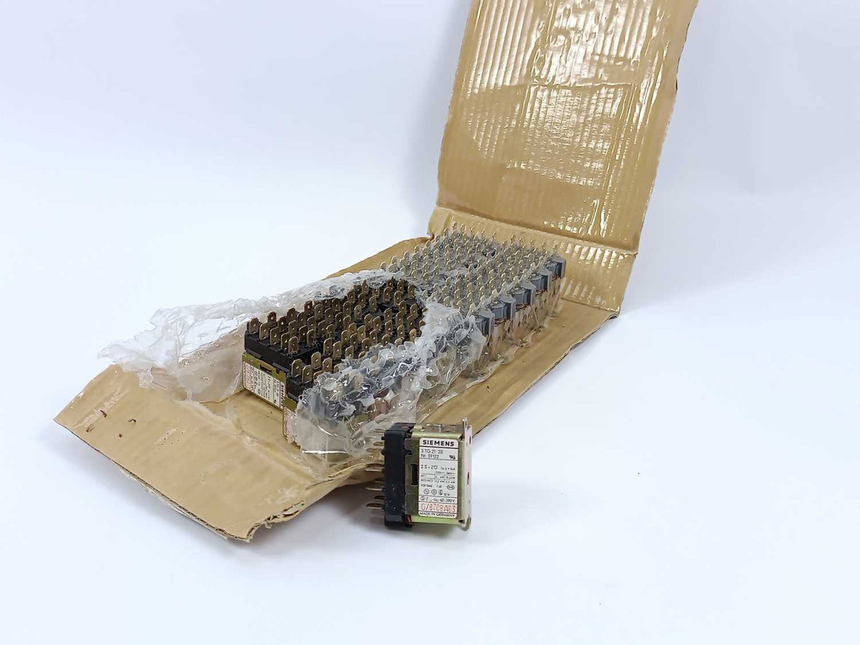 Siemens 3TG2120 Small Flat Plug Safety Device, Batch of 18 pcs.