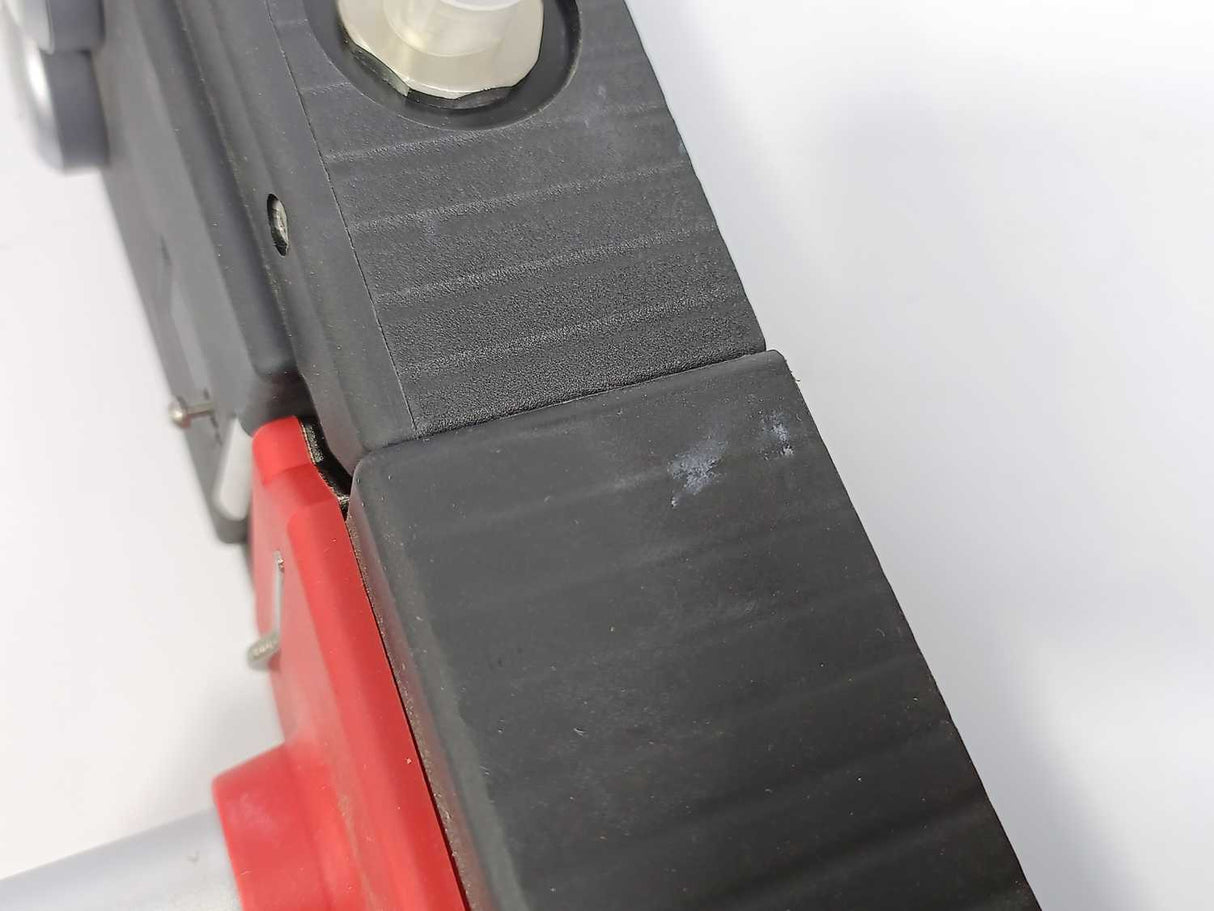 Euchner MGB-H-AA1A1-L-106619 w/ MGB-L1-APA-AD3A1-S9-L-156001 Locking Set