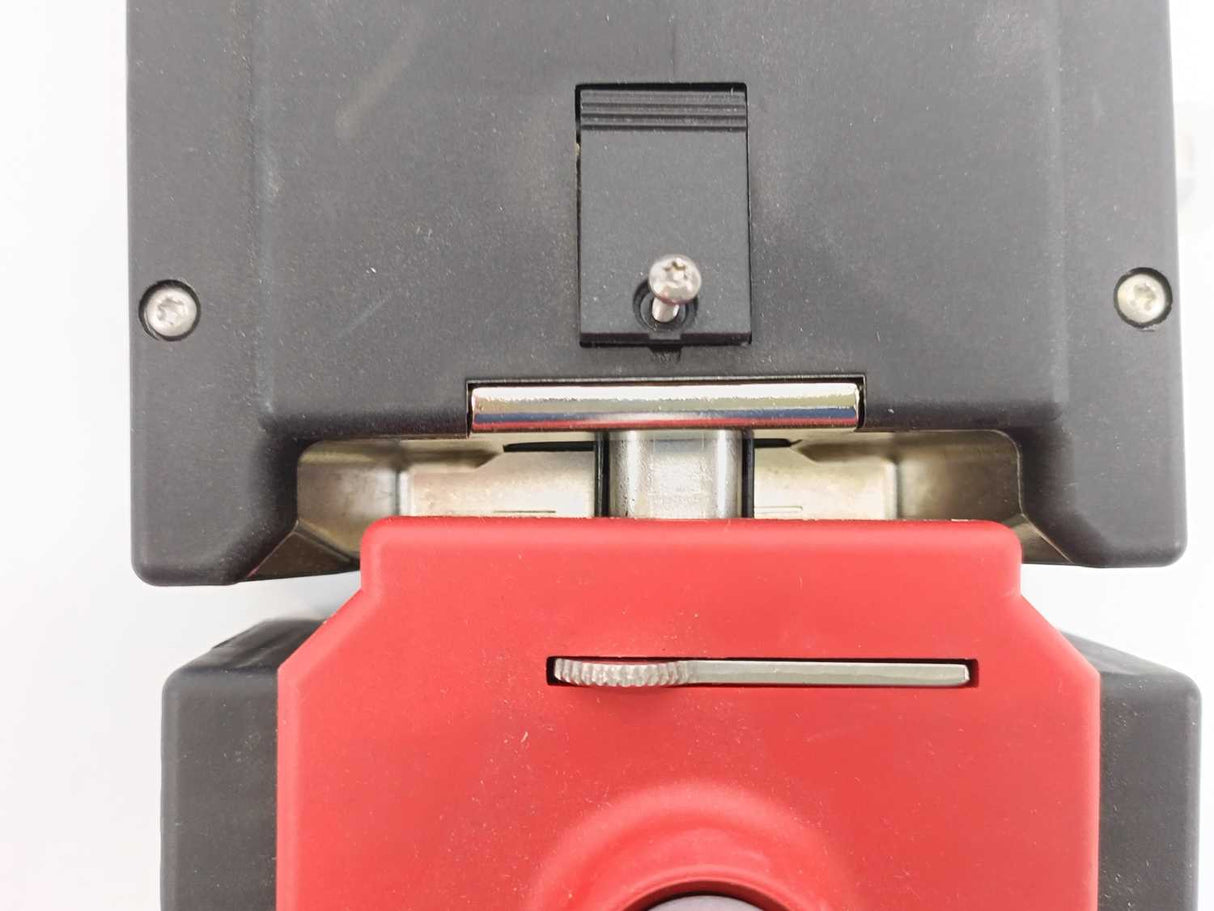 Euchner MGB-H-AA1A1-L-106619 w/ MGB-L1-APA-AD3A1-S9-L-156001 Locking Set