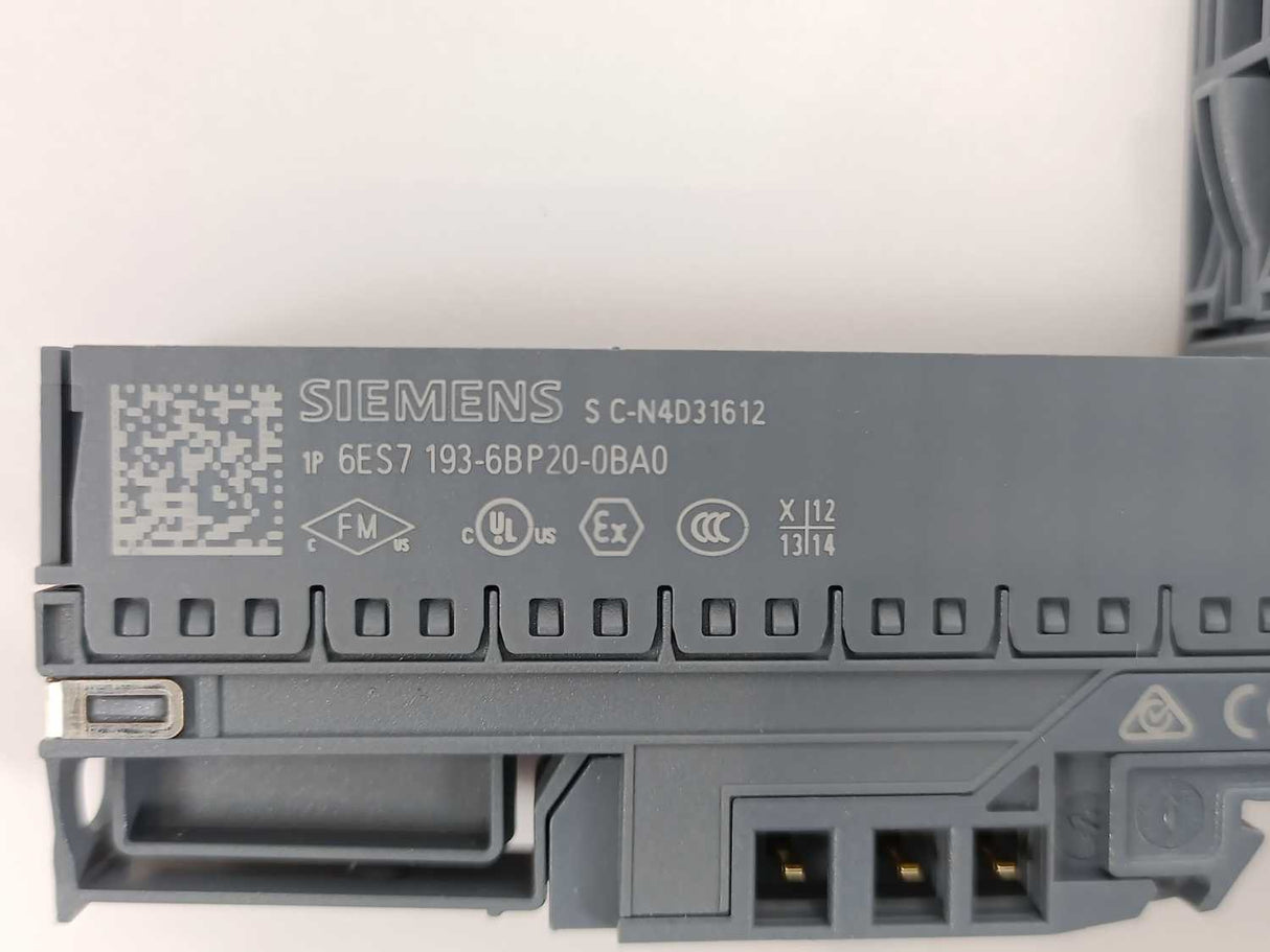 Siemens 6ES7134-6JD00-0CA1 Analog Input Module w/ 6ES7193-6BP00-0BA0